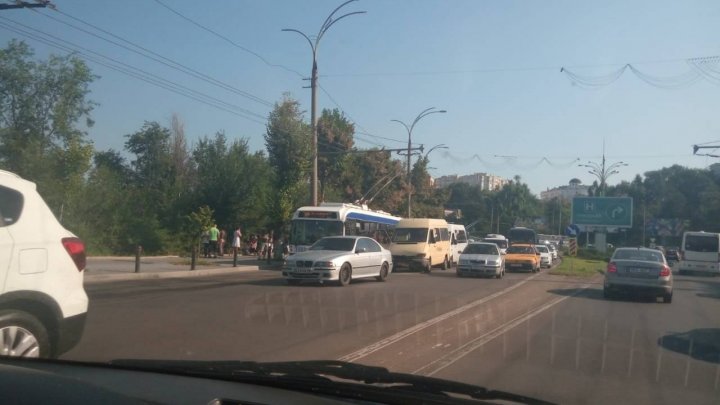 Accident în Capitală. Două maşini s-au ciocnit violent (FOTO)