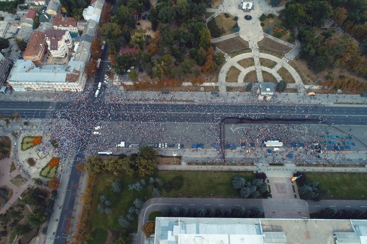 IMAGINI DIN DRONĂ, ora 15:00. Cum arată Piaţa Marii Adunări Naţionale (VIDEO)