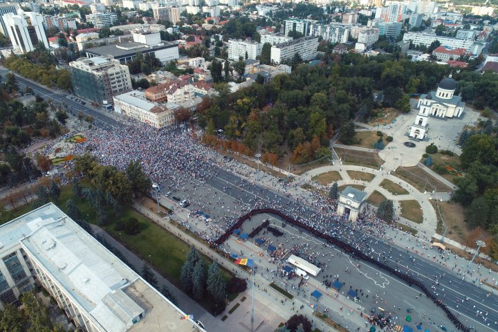 IMAGINI DIN DRONĂ, ora 15:00. Cum arată Piaţa Marii Adunări Naţionale (VIDEO)