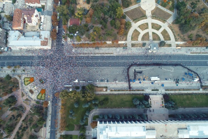 IMAGINI DIN DRONĂ, ora 15:00. Cum arată Piaţa Marii Adunări Naţionale (VIDEO)