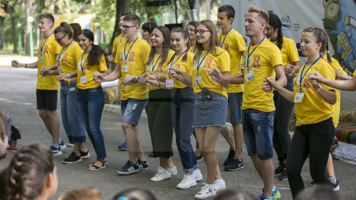 Întrebări picante și răspunsuri sincere la deschiderea oficială a Programului DOR. Pavel Filip, asaltat de copii (FOTOREPORT)