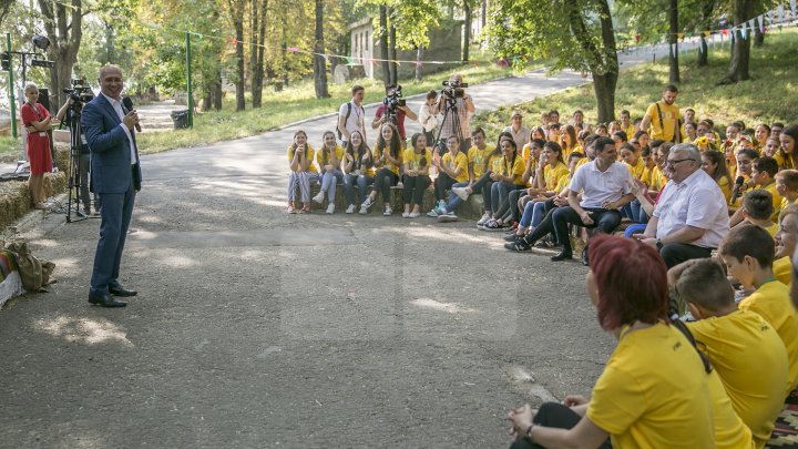 Întrebări picante și răspunsuri sincere la deschiderea oficială a Programului DOR. Pavel Filip, asaltat de copii (FOTOREPORT)