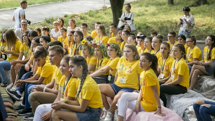 Întrebări picante și răspunsuri sincere la deschiderea oficială a Programului DOR. Pavel Filip, asaltat de copii (FOTOREPORT)