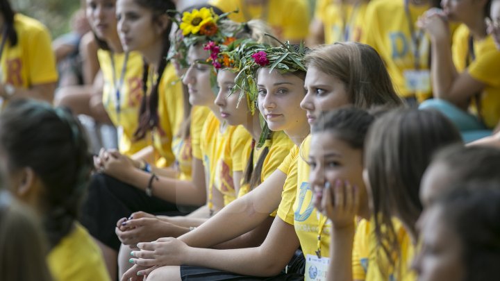 Întrebări picante și răspunsuri sincere la deschiderea oficială a Programului DOR. Pavel Filip, asaltat de copii (FOTOREPORT)