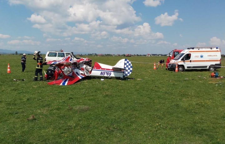 Două avioane de mici dimensiuni s-au ciocnit la antrenamente în județul Suceava. Unul din piloți a murit, celălalt e în stare gravă (GALERIE FOTO)