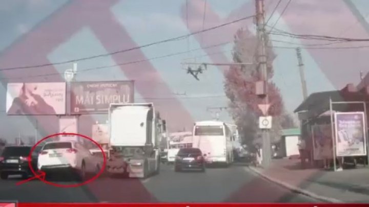 FILMUL ACCIDENTULUI în lanţ din sectorul Râşcani al Capitalei, în care trei persoane au fost rănite (VIDEO)