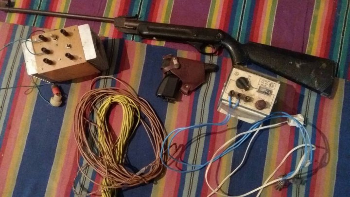 Poliţiştii de frontieră au confiscat arme şi unelte INTERZISE prin lege pentru electrocutarea peştelui (FOTO)