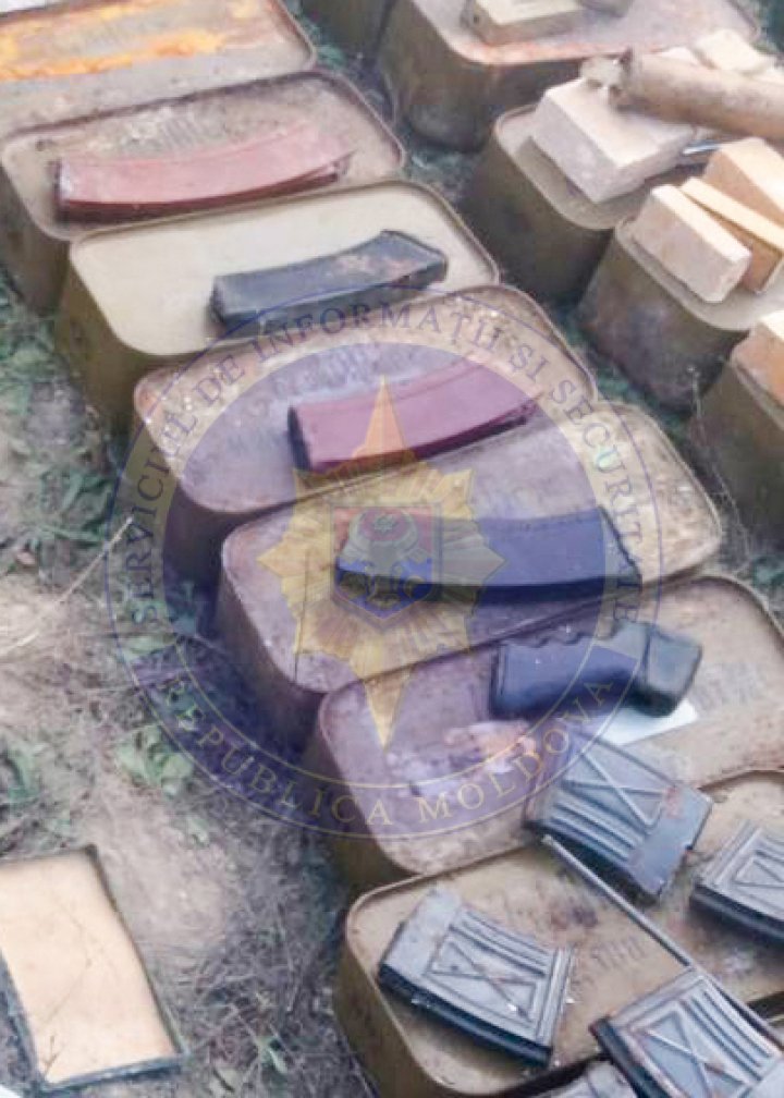 Loturi impunătoare de arme, muniţii şi dispozitive explozibile, descoperite în mai multe localităţi din ţară de ofiţerii SIS (FOTO)