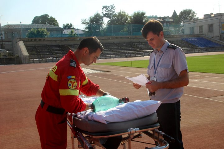 A căzut de la 4 metri înălţime. Un bărbat, transportat cu un elicopter SMURD din Sângerei la Chișinău (FOTO)