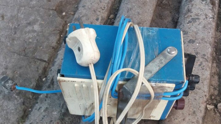 Poliţiştii de frontieră au confiscat arme şi unelte INTERZISE prin lege pentru electrocutarea peştelui (FOTO)