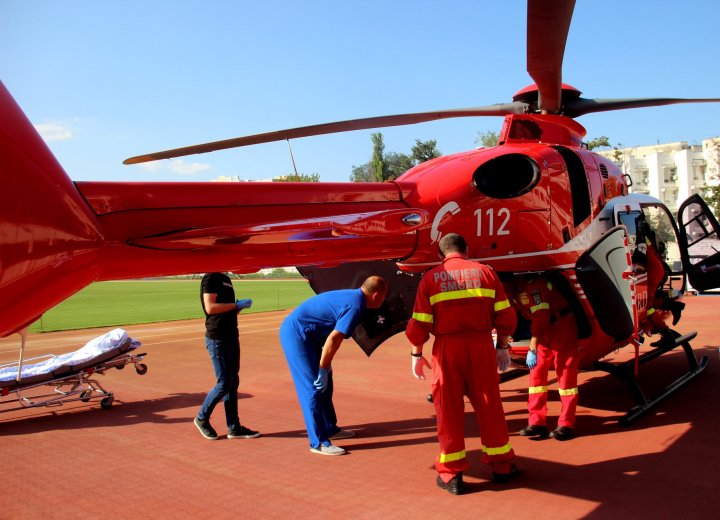 A căzut de la 4 metri înălţime. Un bărbat, transportat cu un elicopter SMURD din Sângerei la Chișinău (FOTO)