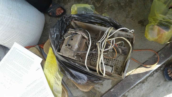 Poliţiştii de frontieră au confiscat arme şi unelte INTERZISE prin lege pentru electrocutarea peştelui (FOTO)