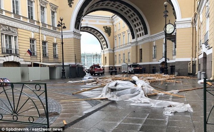 (FOTO) Are coloana şi picioarele fracturate. TEROARE în viaţa unei de tinere din cauza unei FURTUNI PUTERNICE