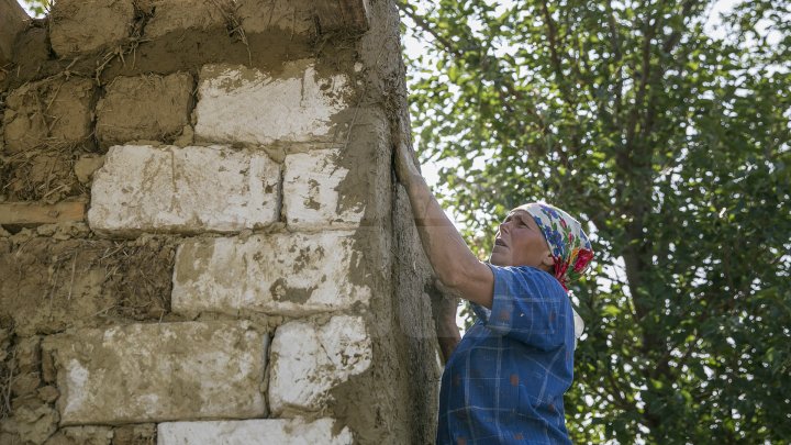 Cu dragoste pentru arhitectura tradițională! 20 de tineri din țară au învățat cum se construiesc casele moldovenești (FOTOREPORT)