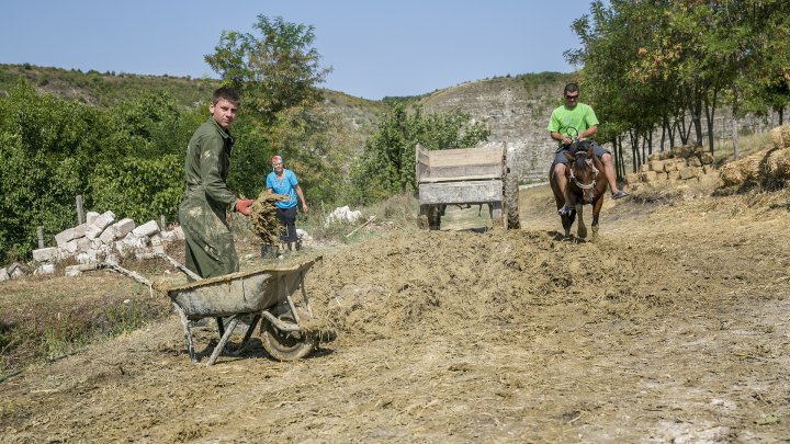 Cu dragoste pentru arhitectura tradițională! 20 de tineri din țară au învățat cum se construiesc casele moldovenești (FOTOREPORT)