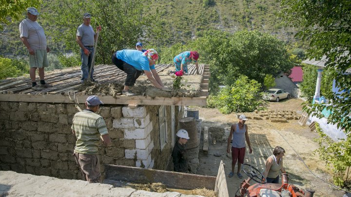 Cu dragoste pentru arhitectura tradițională! 20 de tineri din țară au învățat cum se construiesc casele moldovenești (FOTOREPORT)