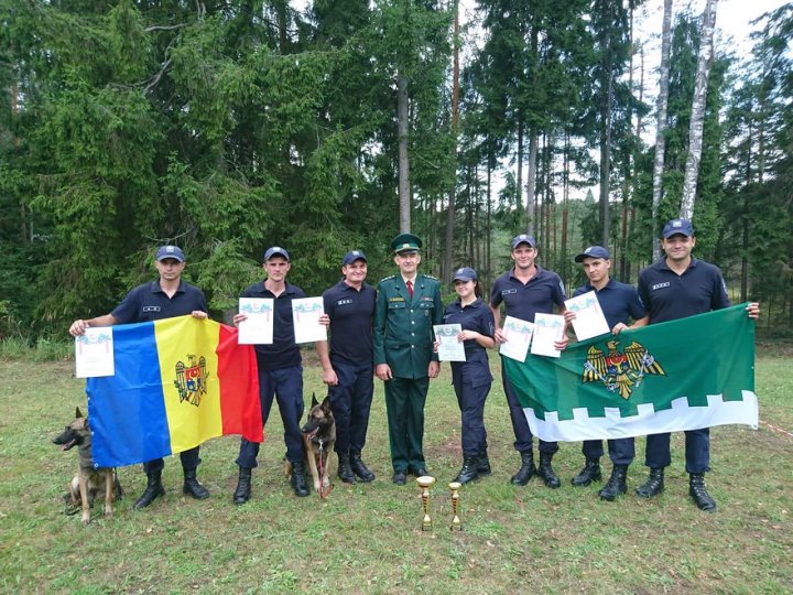 Câinii Poliţiei de Frontieră, vedete la un concurs din Letonia. Au traversat locuri mlăștinoase și s-au târât sub plase