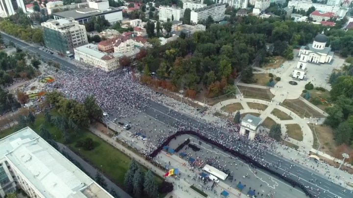 IMAGINI DIN DRONĂ, ora 15:00. Cum arată Piaţa Marii Adunări Naţionale (VIDEO)