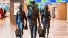 Surpriză pentru călătorii de pe Aeroportul din Chişinău. O statuie inedită a apărut în sala de așteptare 