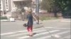 FĂRĂ MILĂ. Câine târât de stăpână pe stradă. Animalul nu mai mişca (VIDEO ŞOCANT)