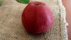 Avem mere şi nuci cu miezul roşu. Ai mânca aşa ceva (FOTO)