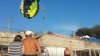MOMENTUL DRAMATIC în care doi tineri cad cu parașuta de la 30 de metri, după ce se electrocutează de mai multe fire electrice