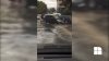 Mai mulţi şoferi au ajuns cu maşinile blocate în guri de canalizare sau gropi după ploaia torenţială din Capitală (VIDEO)