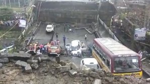 IMAGINI DEZOLANTE în India. Cinci oameni au murit, iar alţii se află sub dărâmături după ce un pod s-a prăbuşit