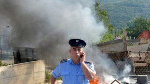 VIZITĂ TENSIONATĂ ÎN KOSOVO: Coloana preşedintelui sârb, blocată de manifestanţi