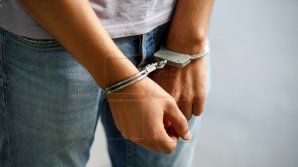 Băiat de 16 ani, în custodia poliţiei după ce a spart mai multe locuinţe din Ciocana