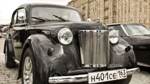 Zeci de autoturisme şi motociclete retro de pe ambele maluri ale Prutului, expuse în centrul Capitalei