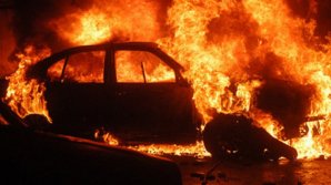 Incendiu nocturn în sectorul Botanica din Capitală. O MAŞINĂ A ARS CA O TORŢĂ (VIDEO)