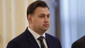 Consilierul controversat al Preşedinţiei, Maxim Lebedinschi, a fost dat afară din şedinţa Parlamentului pentru încălcarea regulamentului