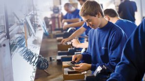 MAI MULTE ORE PRACTICE. Învățământul dual capătă amploare în Republica Moldova