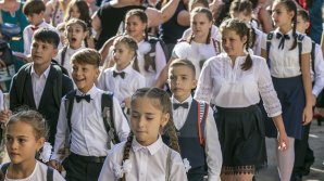 Gata vacanţa, de mâine elevii revin la ore. Cum pregătim copii de școală și cum să trecem peste supraoboseală. Cele mai necesare sfaturi de la Învățatoarea anului