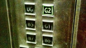 Persoanele în cărucioare vor intra mai uşor în Guvern. Sunt instalate elevatoare pentru oamenii cu dizabilităţi