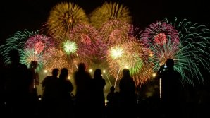 Spectacol de focuri de artificii uriaşe în parcul Saint Cloud de lângă Paris
