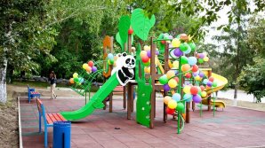 Bucurie pentru copii. Un teren de joacă a fost amenajat în parcul casei de cultură din Floreşti