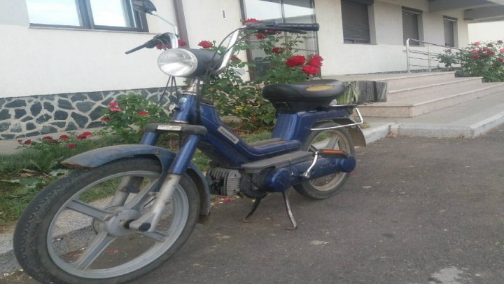 Conducea un motoscuter, chiar dacă nu avea acest drept. Cine e bărbatul cercetat de poliţişti