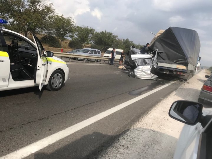 ACCIDENT CUMPLIT la Peresecina. Un microbuz s-a rupt în două după ce a intrat într-un TIR (VIDEO/FOTO)