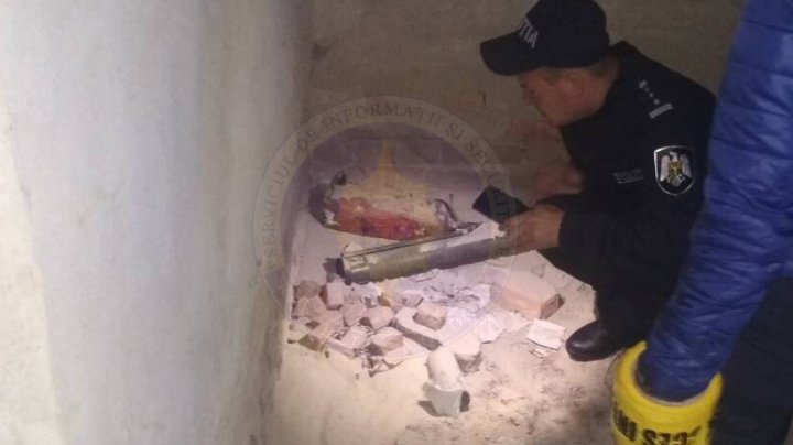 Aruncător de grenade şi sute de cartuşe, descoperite de ofiţerii SIS în oraşul Vulcăneşti