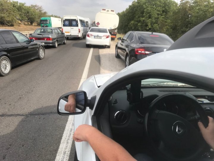 ACCIDENT CUMPLIT la Peresecina. Un microbuz s-a rupt în două după ce a intrat într-un TIR (VIDEO/FOTO)