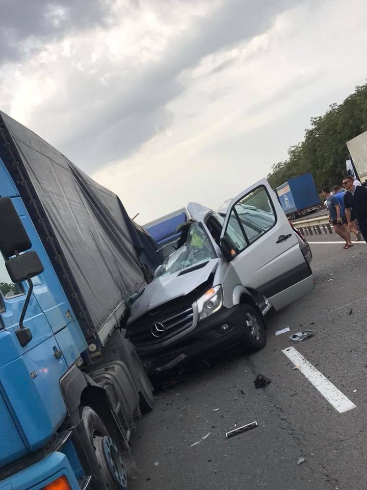 ACCIDENT CUMPLIT la Peresecina. Un microbuz s-a rupt în două după ce a intrat într-un TIR (VIDEO/FOTO)