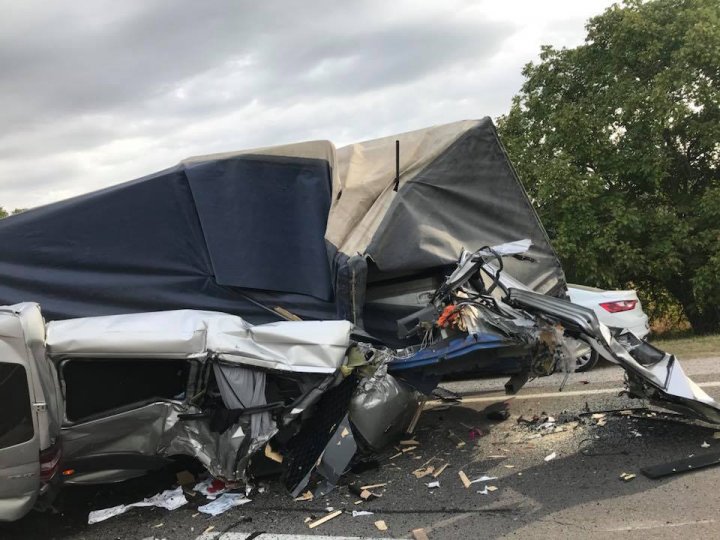 ACCIDENT CUMPLIT la Peresecina. Un microbuz s-a rupt în două după ce a intrat într-un TIR (VIDEO/FOTO)