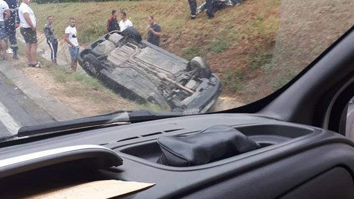 Accident pe asfaltul umed. O maşină s-a răsturnat la Peresecina (VIDEO)