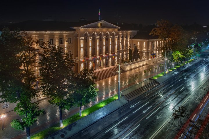 Una din cele mai frumoase clădiri din Chișinău, surprinsă de fotograful Alexandru Kiriak într-o noapte ploioasă (FOTO)