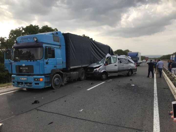 ACCIDENT CUMPLIT la Peresecina. Un microbuz s-a rupt în două după ce a intrat într-un TIR (VIDEO/FOTO)