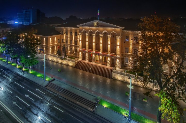 Una din cele mai frumoase clădiri din Chișinău, surprinsă de fotograful Alexandru Kiriak într-o noapte ploioasă (FOTO)