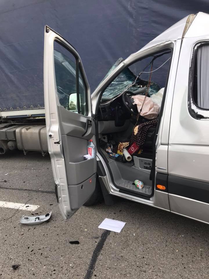 ACCIDENT CUMPLIT la Peresecina. Un microbuz s-a rupt în două după ce a intrat într-un TIR (VIDEO/FOTO)