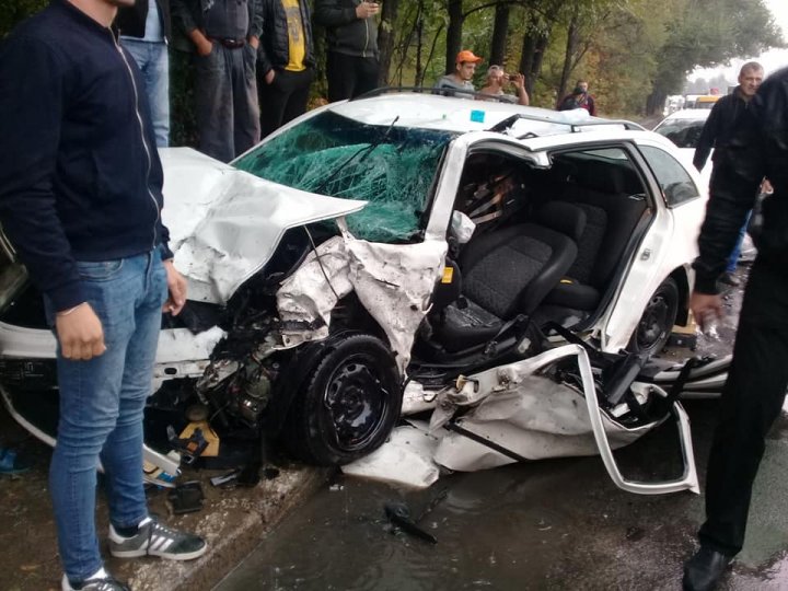 ACCIDENT TERIBIL ÎN CAPITALĂ. Trei maşini s-au ciocnit în lanţ. O persoană, prinsă între fiare (FOTO/VIDEO)